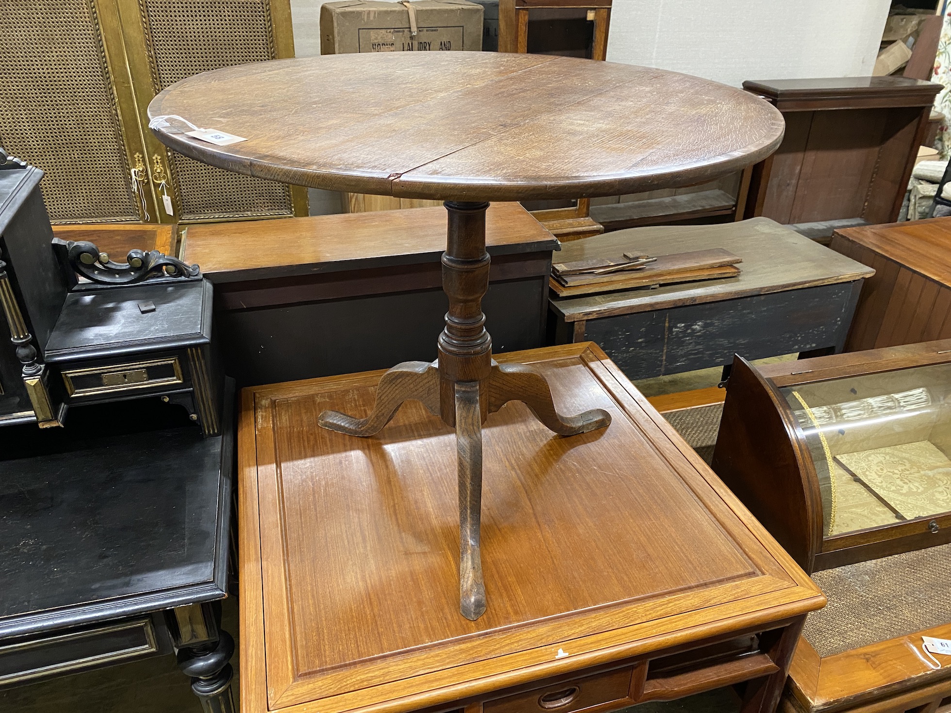 A George III mahogany banded circular oak tilt top tea table, diameter 89cm, height 71cm